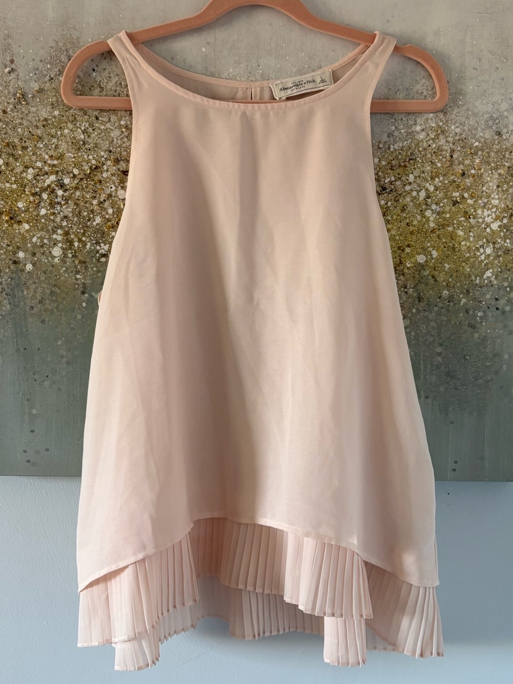Abercrombie and Fitch Sleeveless Pleated-Hem Women’s Top in Light Blush (NWOT)